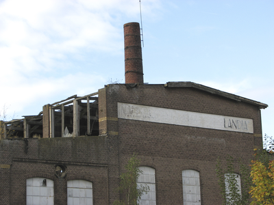 905171 Gezicht op het vervallen gebouw van de groothandel in papier en metalen Firma F. Prozee en Zn. (voormalige N.V. ...